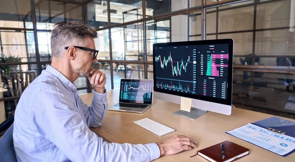 man trading on working desk